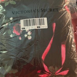 Pink Victoria’s secret Sherpa blanket BNIP